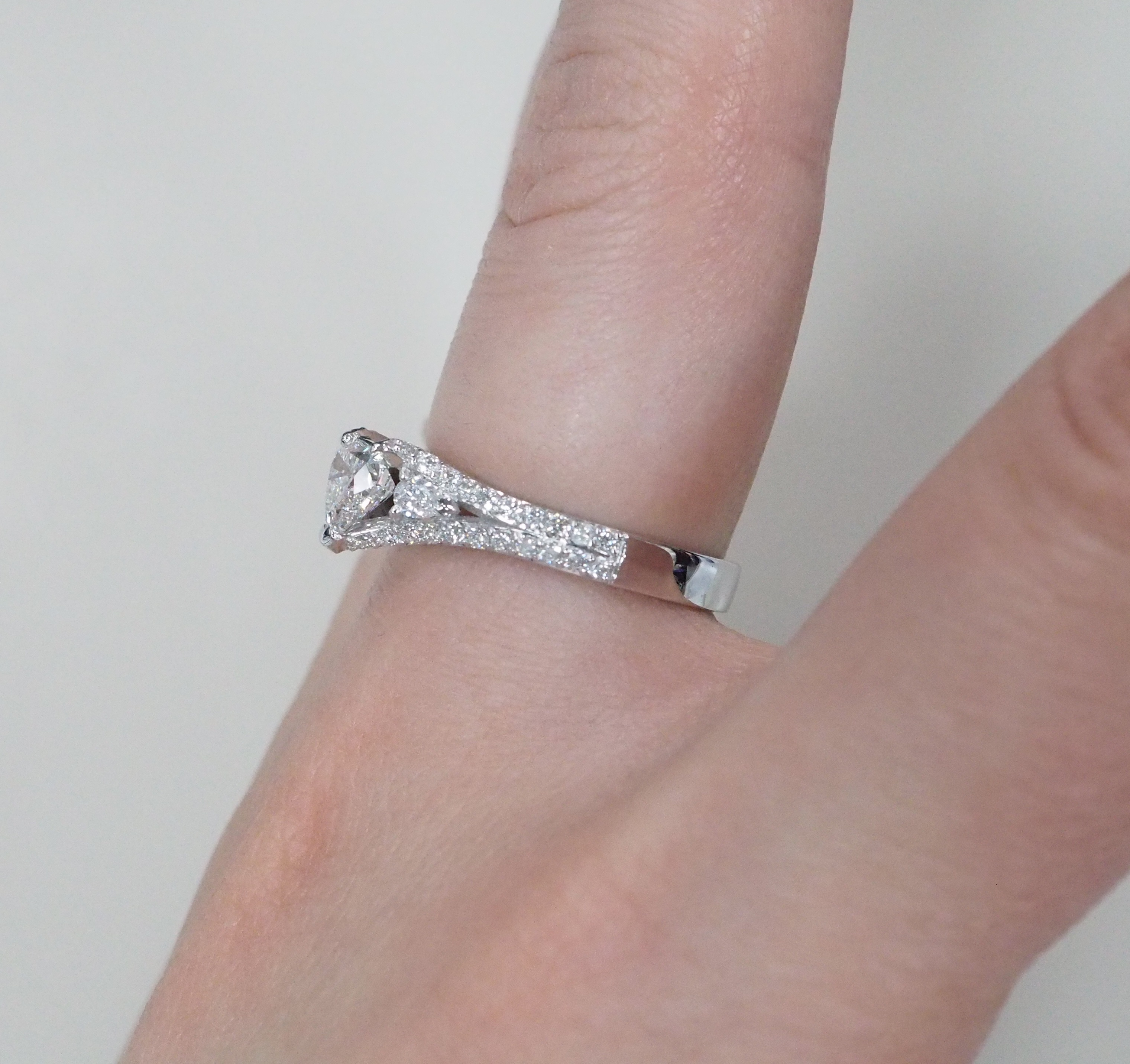 Кольцо из белого золота с бриллиантами "Сердце"